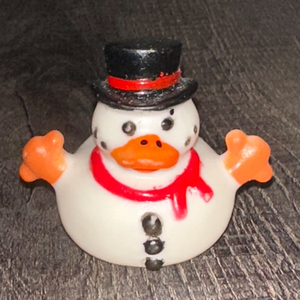 💞 Festive Snowman Mini Rubber Ducky Bath Toy with Hat and Scarf